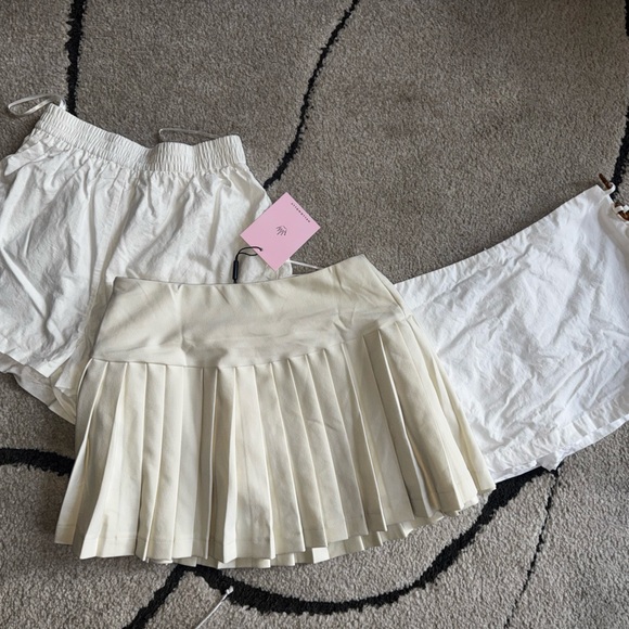 Hello Molly PARISIAN POISE PLEATED MINI SKORT CREAM - Picture 10 of 10